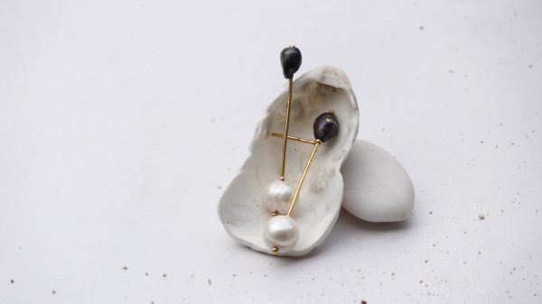 Arete lineal con 2 perlas